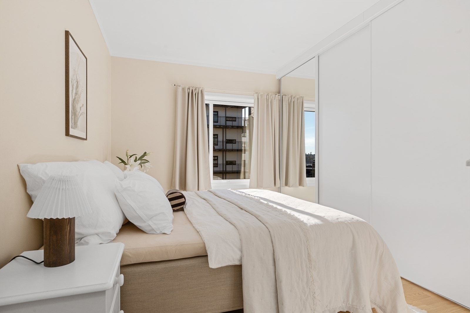 Hovedsoverommet har god plass til dobbeltseng og rikelig med garderobeplass. Galleribilde