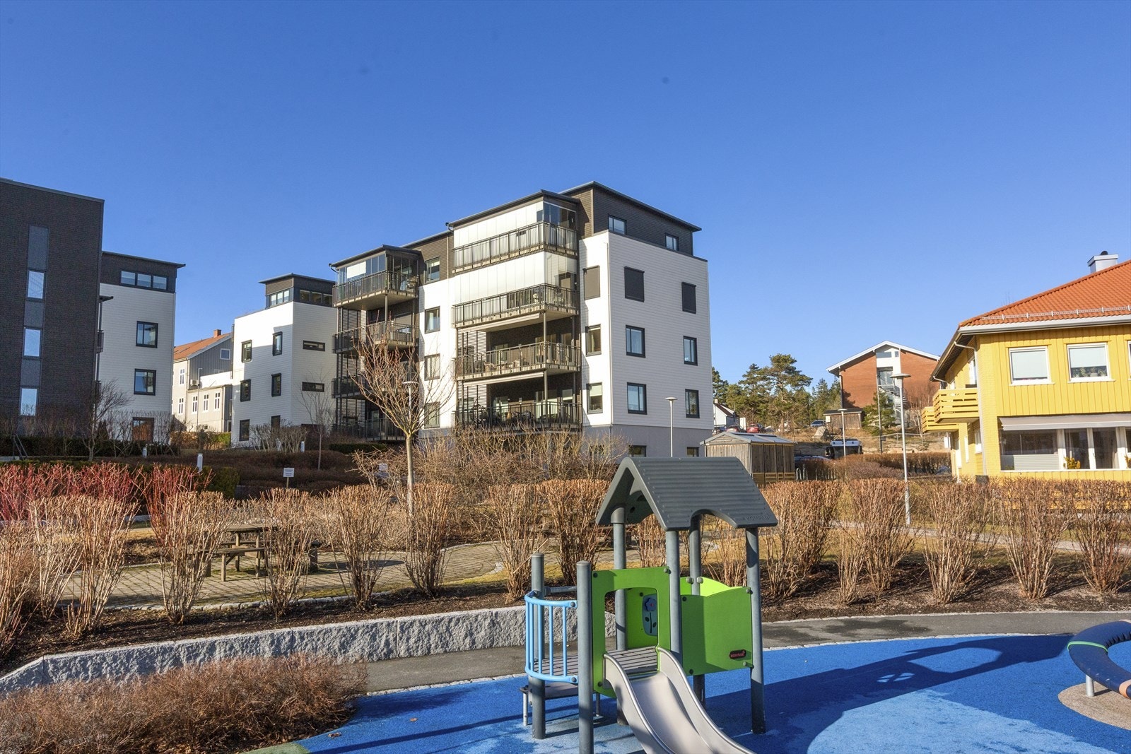 Sameiet har pent opparbeidede fellesarealer med bla. lekeplass og sittebenker. Galleribilde