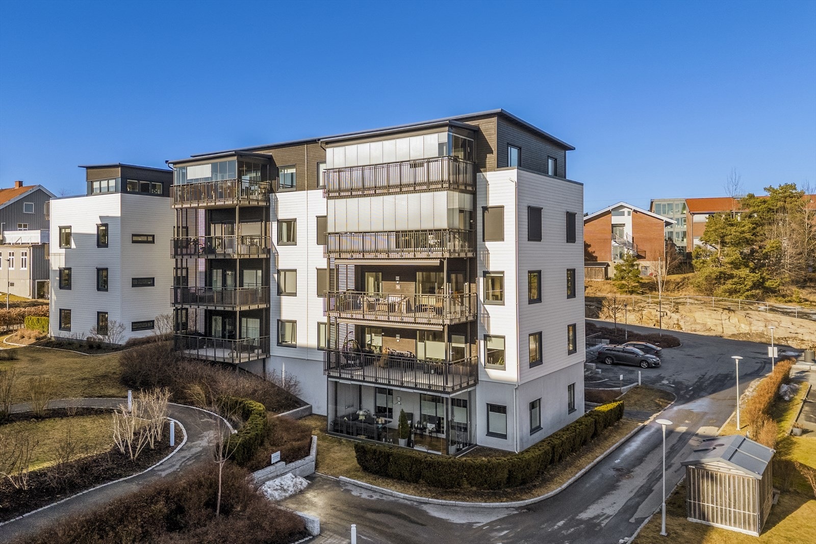 Bygget fra 2016 har en moderne fasade med en kombinasjon av liggende kledning og puss. Galleribilde