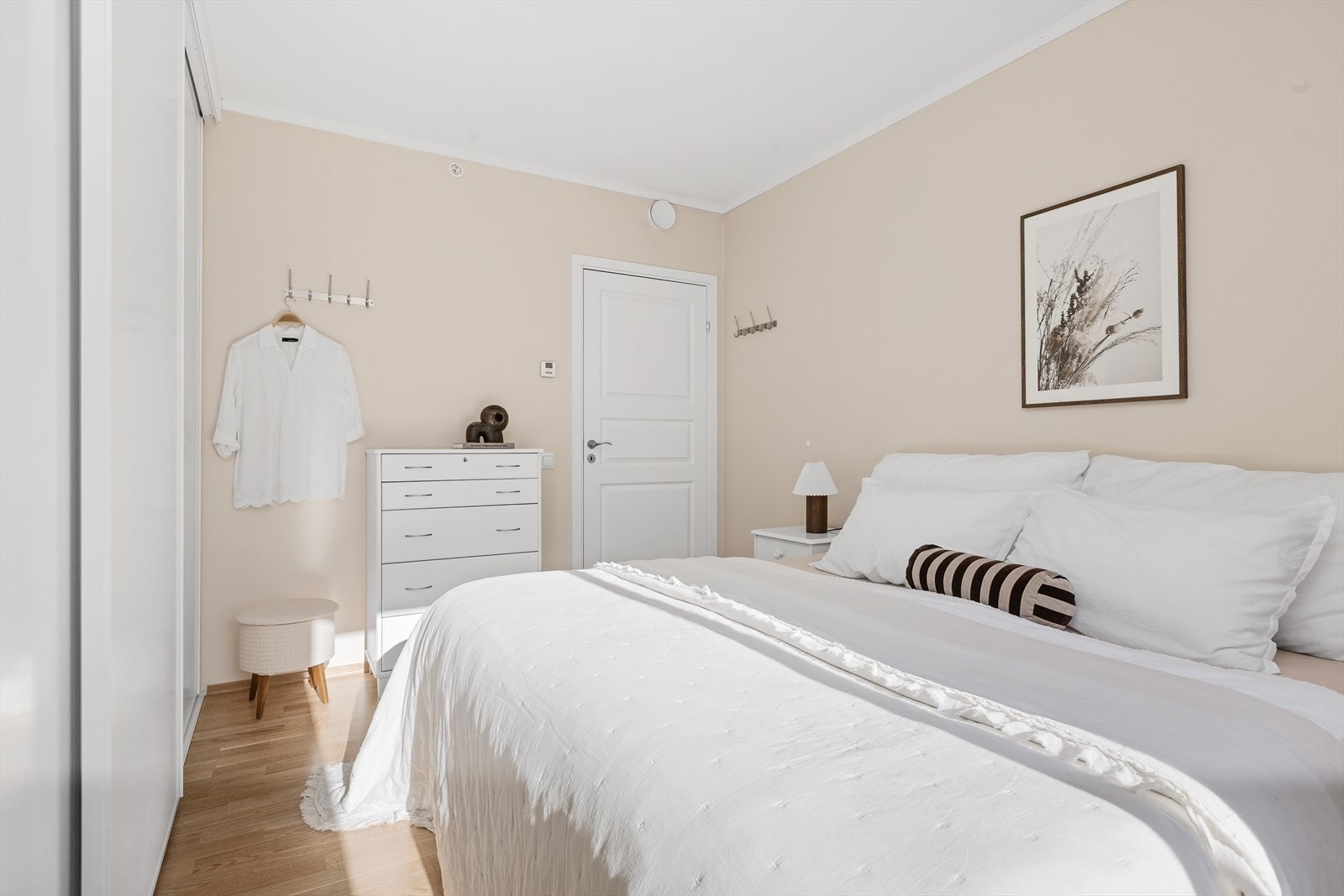 Alle oppholdsrom har 3-stavs parkett og vannbåren gulvvarme for økt komfort. Galleribilde