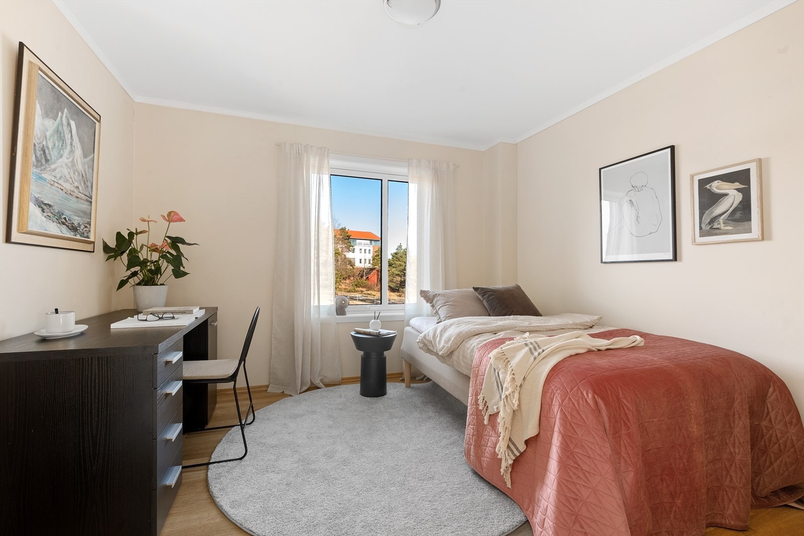 Et tredje rom gir fleksibilitet, perfekt som kontor, bibliotek eller som det tredje soverommet. Galleribilde