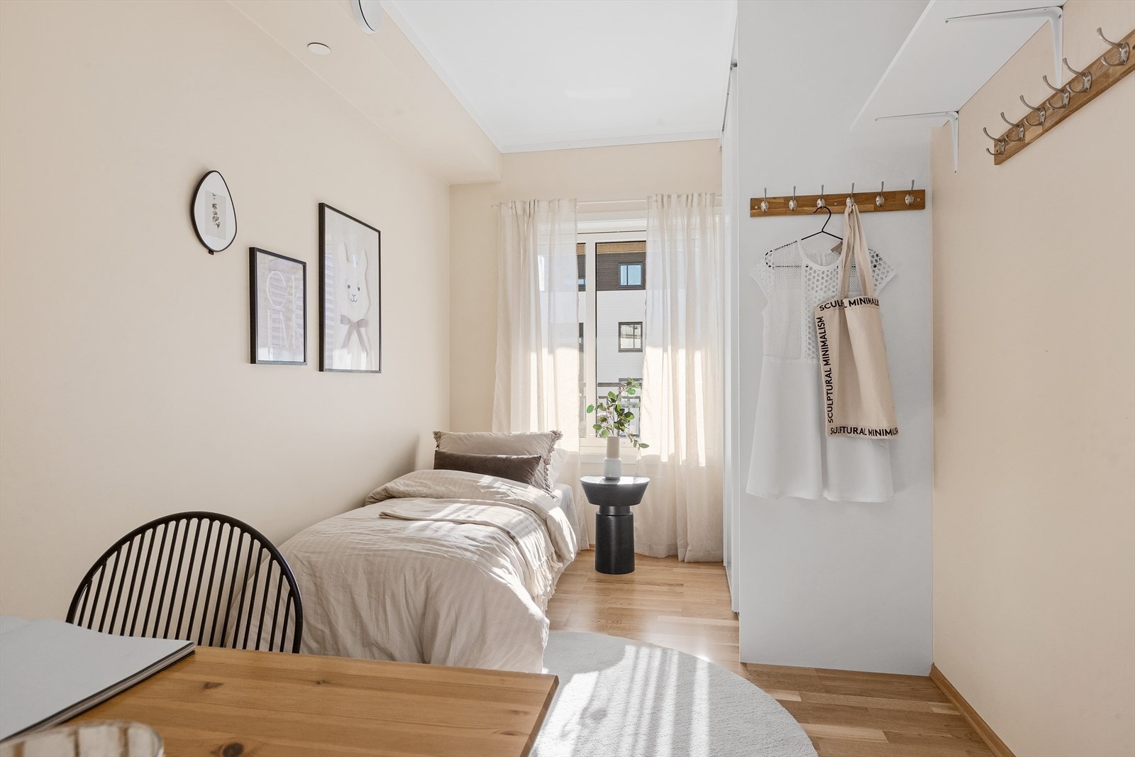 Leiligheten har to gode soverom med plass til seng, garderobeløsning og andre småmøbler. Galleribilde