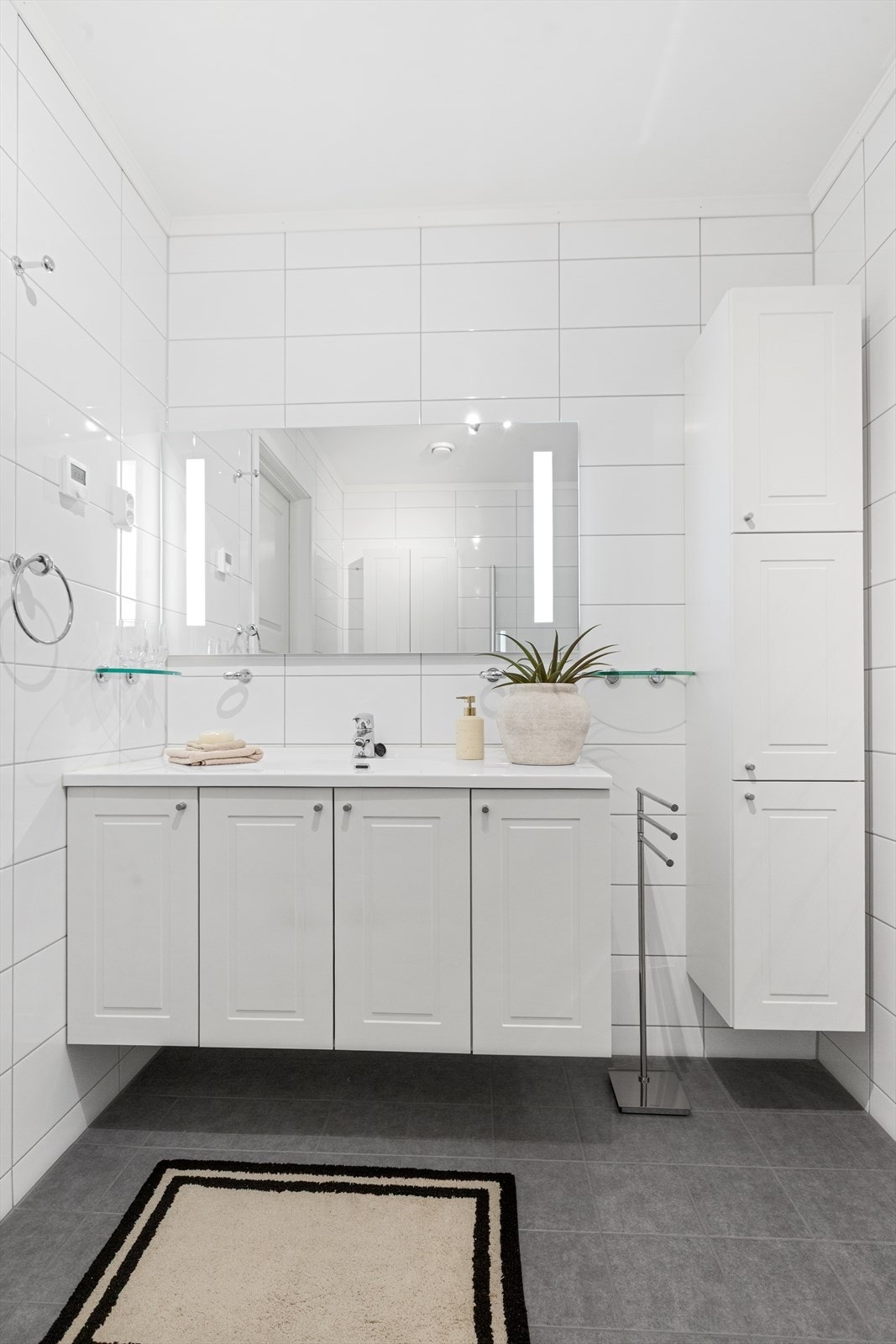 Servant nedfelt i en praktisk innredning med gode oppbevaringsmuligheter. Galleribilde