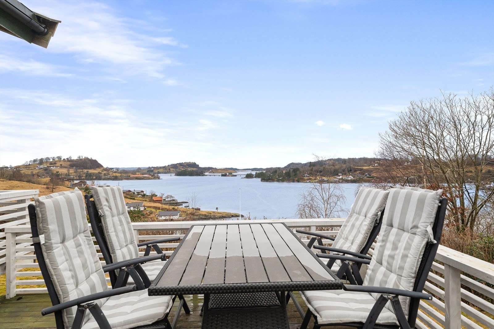 Herlige uteplasser på terrassen uten innsyn og med gode solforhold Galleribilde