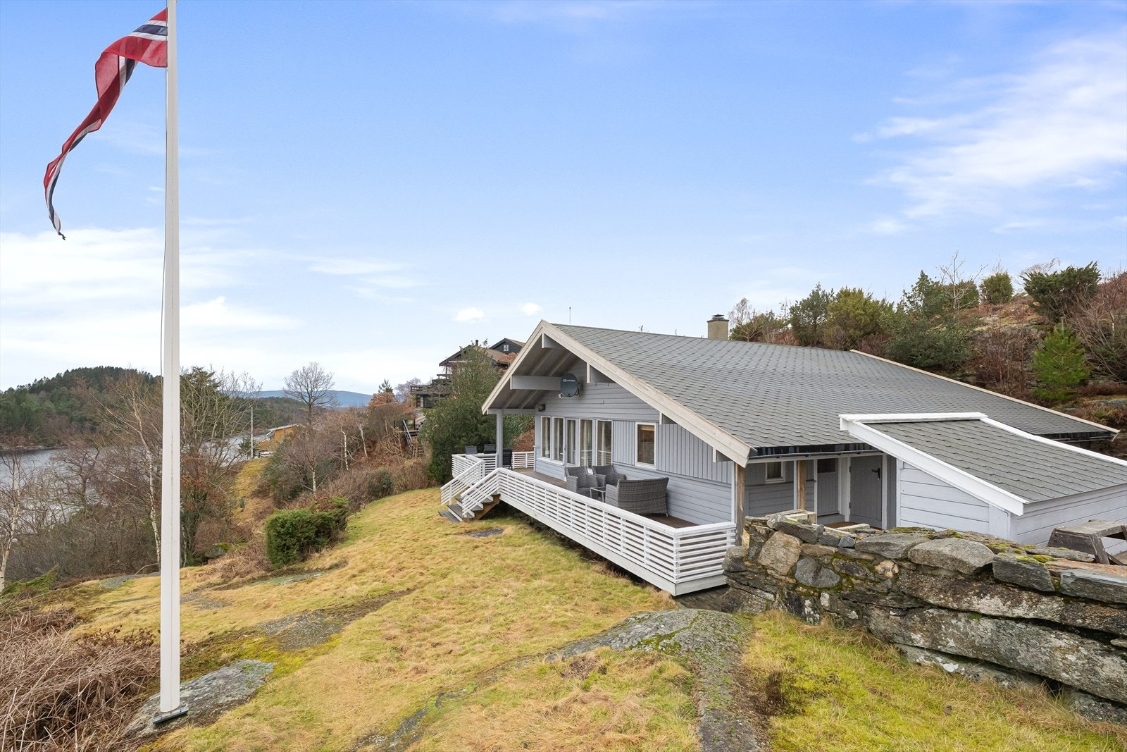 Hytten ligger avskjermet og fint til på feltet Galleribilde