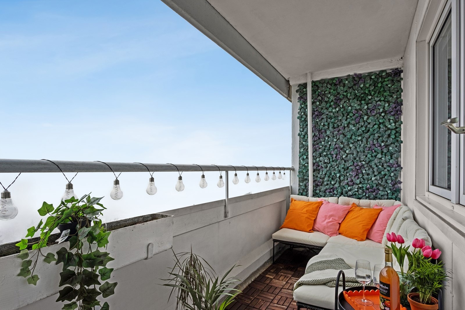 Fra stuen er det utgang til en solrik balkong med nydelig utsikt. Galleribilde