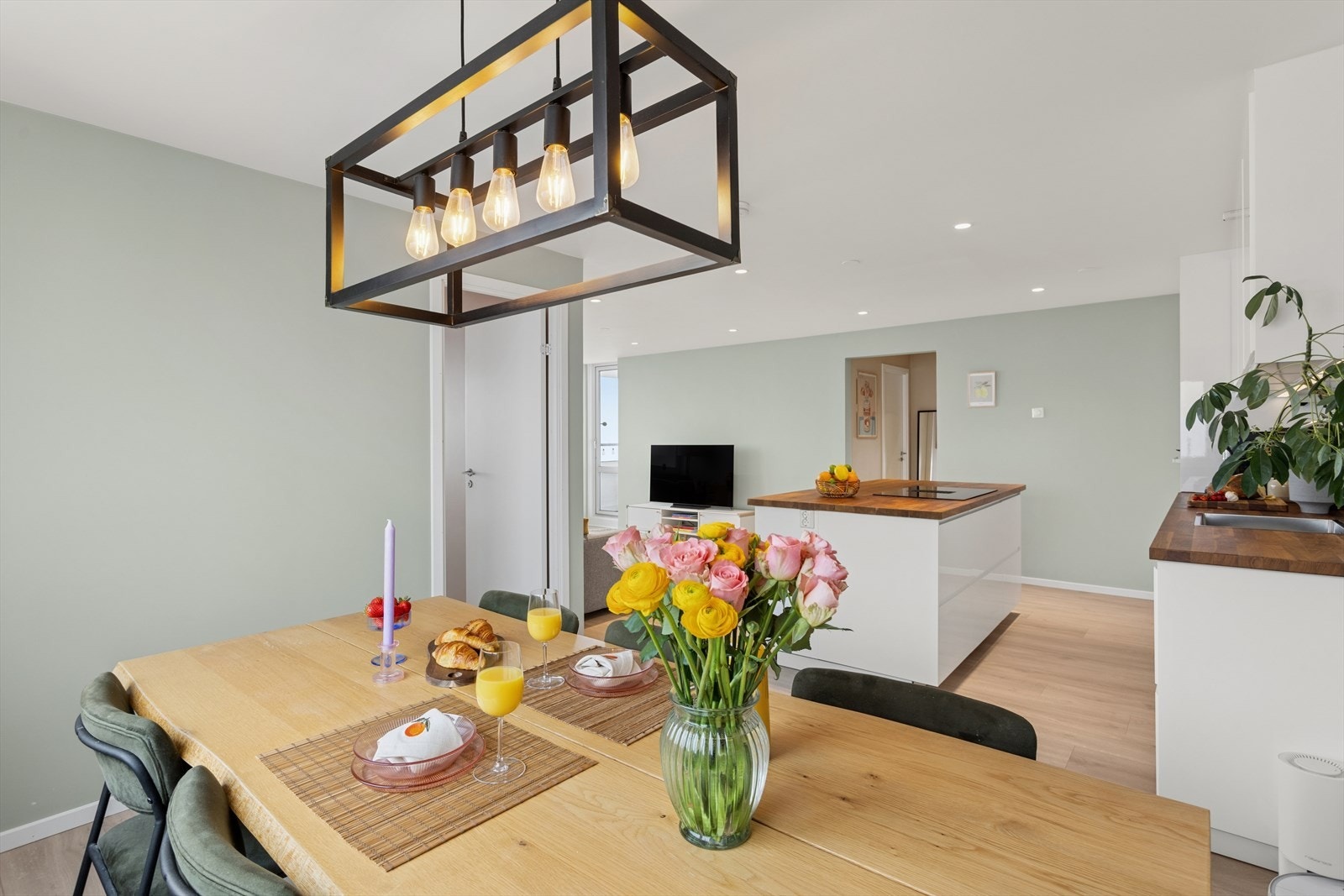 Den romslige kjøkkenøyen er et naturlig midtpunkt i rommet, og fungerer både som ekstra arbeidsflate, sosial sone og smart lagringsløsning. Galleribilde