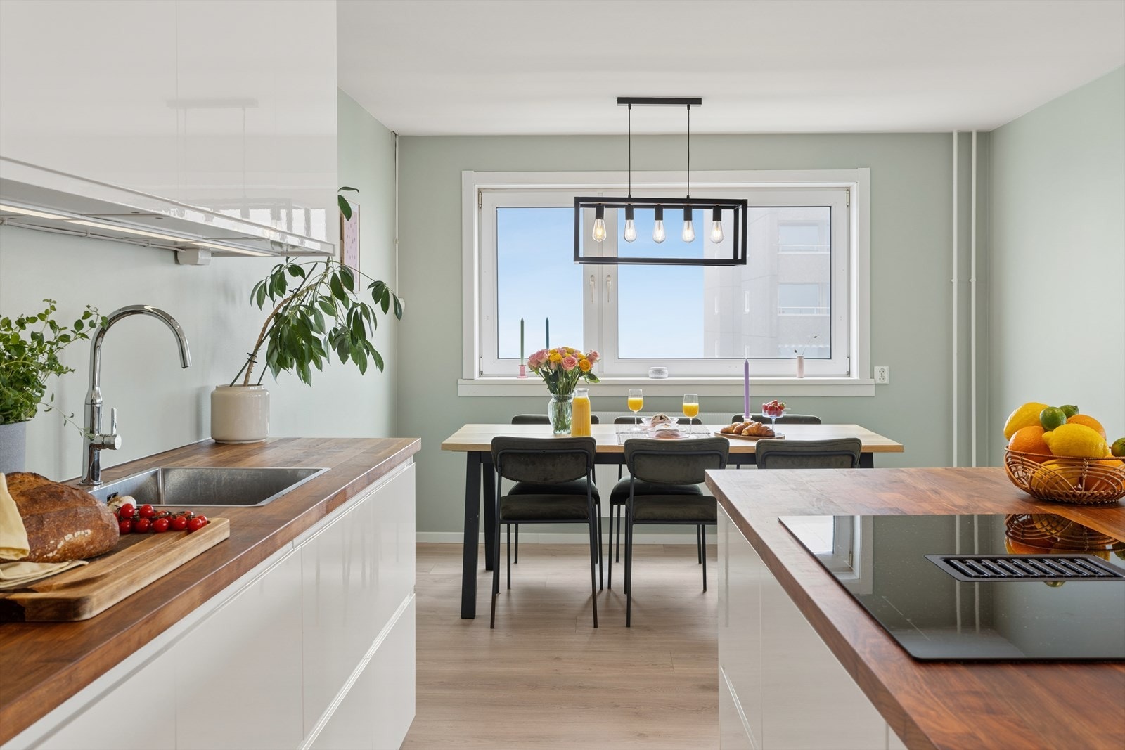 Integrert kjøl/frys, oppvaskmaskin, induksjonstopp, stekeovn, mikrobølgeovn, vannstoppsystem og komfyrvakt medfølger. Galleribilde