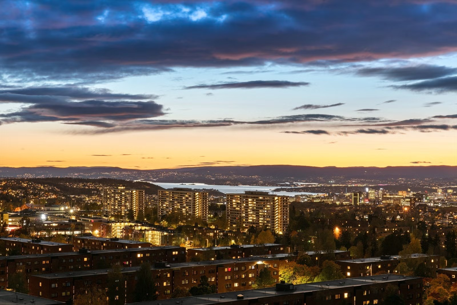 Kveldsstemning med utsikt over byens lys og Oslofjorden i det fjerne. Galleribilde
