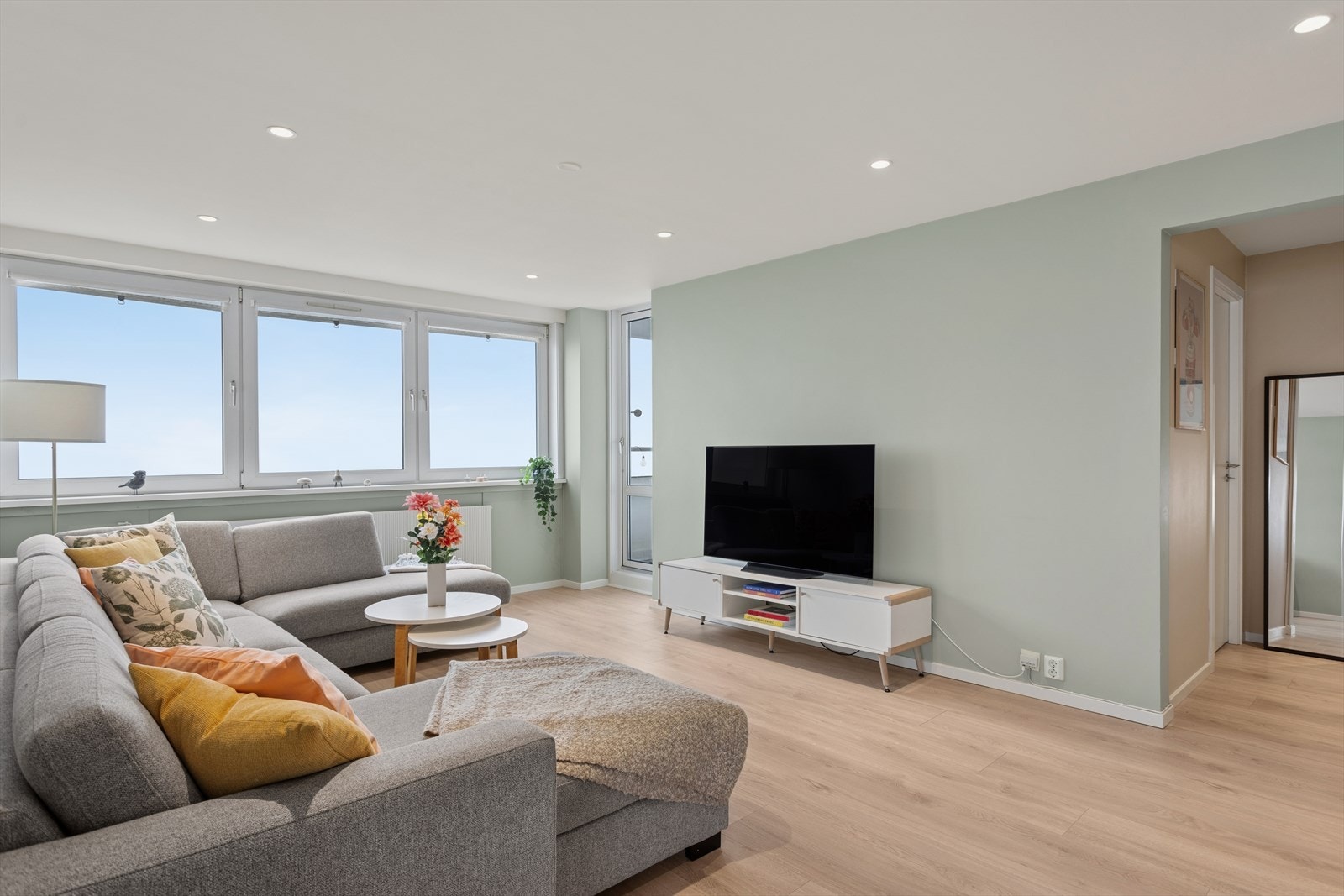 Dette er en lys og innbydende 3-roms hjørneleilighet som ligger høyt og fritt i 10. etasje, med fantastisk utsikt og uten innsyn. Galleribilde