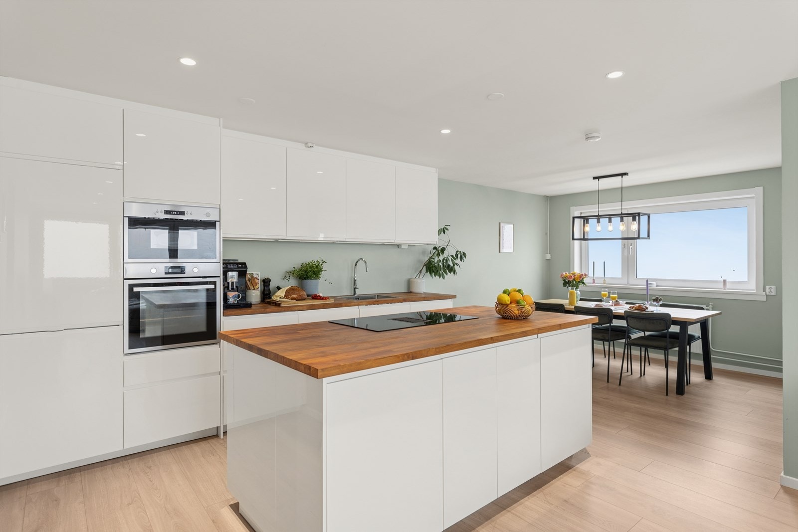 Leiligheten er pusset opp i nyere tid, oppleves moderne og bærer preg av gjennomtenkte løsninger. Galleribilde