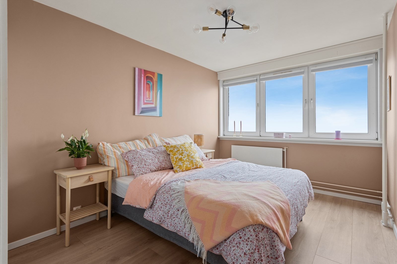 Hovedsoverommet er romslig med god plass til dobbeltseng og garderobeløsning. Galleribilde