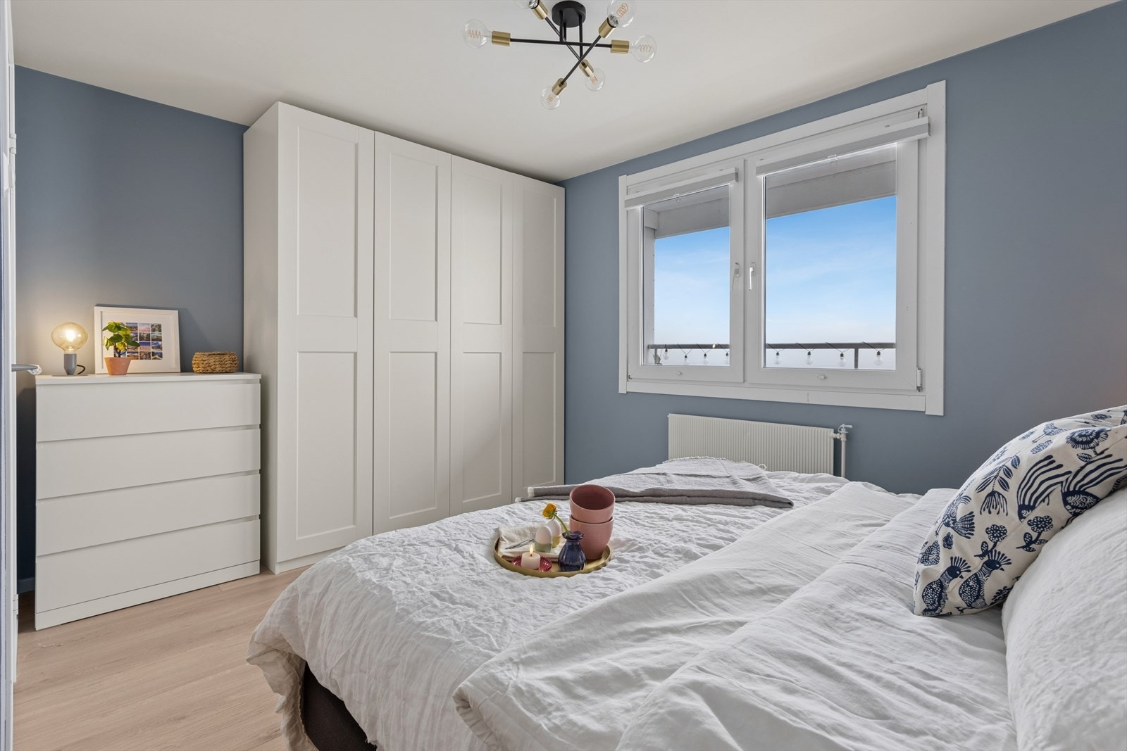 Her er det god plass til både dobbeltseng og flere garderobeløsninger. Galleribilde