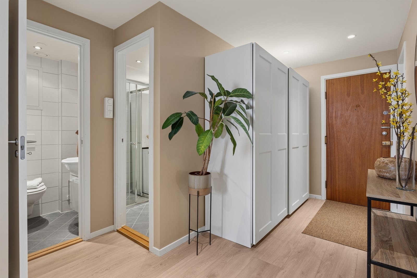 Leiligheten har en innbydende entré med downlights i himlingen og lys laminat (2021) på gulvet som gir et godt førsteinntrykk. Galleribilde