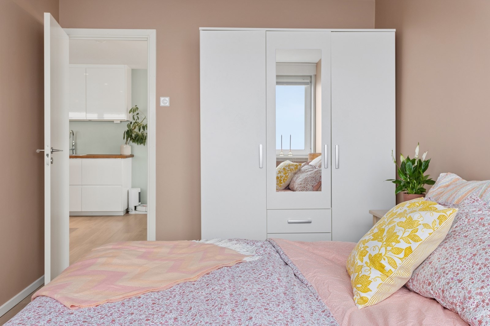 Innvendige dører og gulv ble skiftet i 2021. Vegger ble malt i tidsriktige farger i 2022. Galleribilde