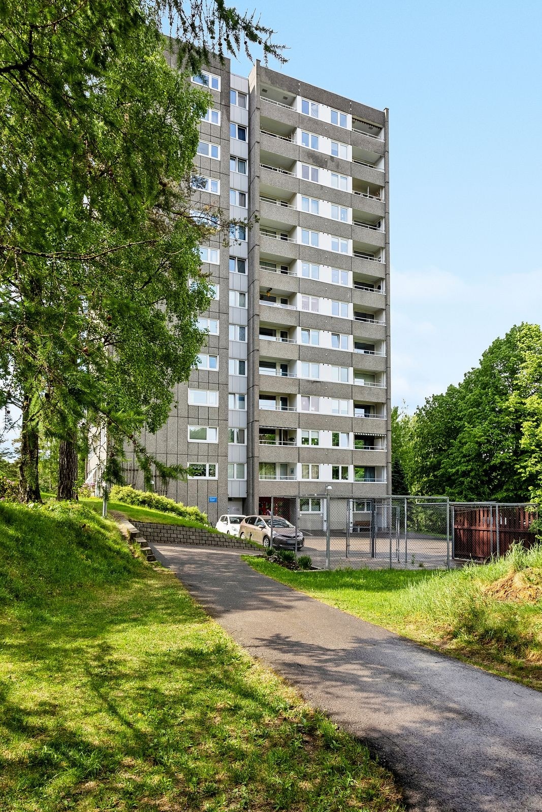 Leiligheten ligger i 10. etasje med heisadkomst opp til etasjeplan. Galleribilde