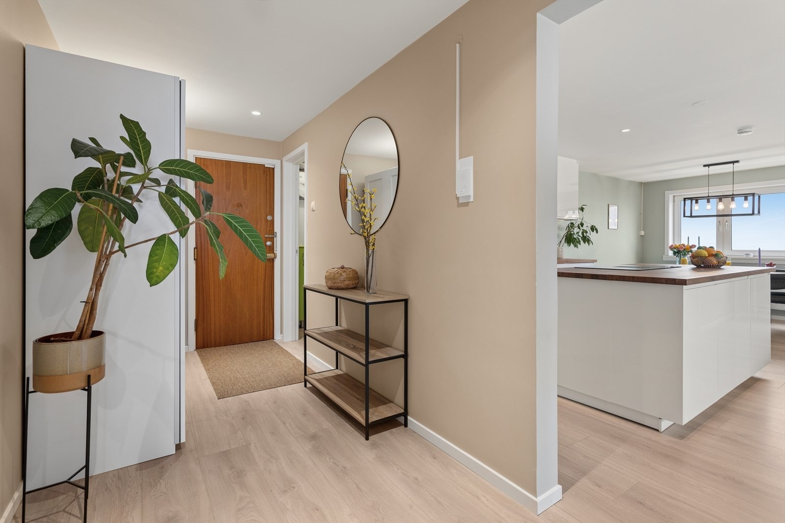 Her er det god plass til medfølgende garderobe og ytterligere oppbevaringsplass i praktisk, innvendig bod. Galleribilde