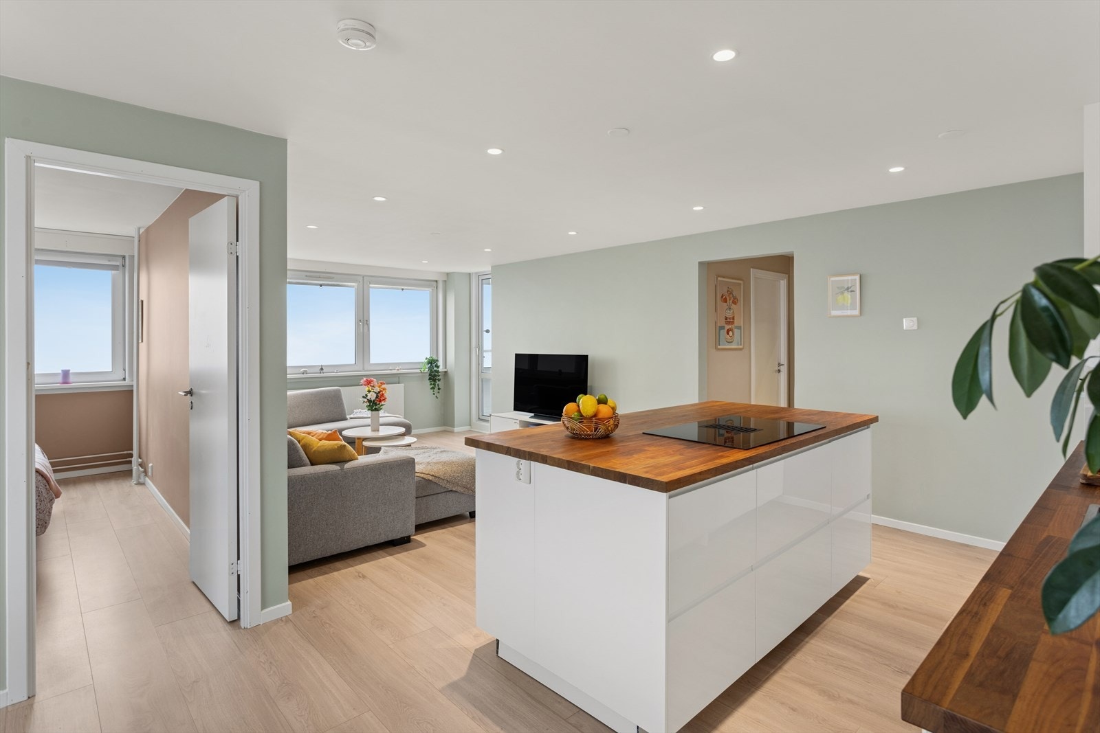 Flere vindusflater slipper inn godt med lys i hjørneleiligheten. Galleribilde