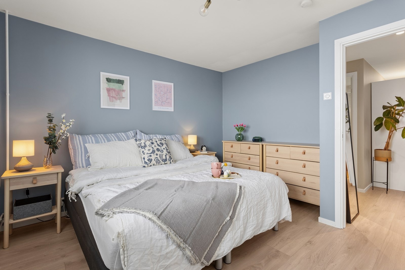 Delikate fargevalg og moderne løsninger gir leiligheten et gjennomført uttrykk. Galleribilde