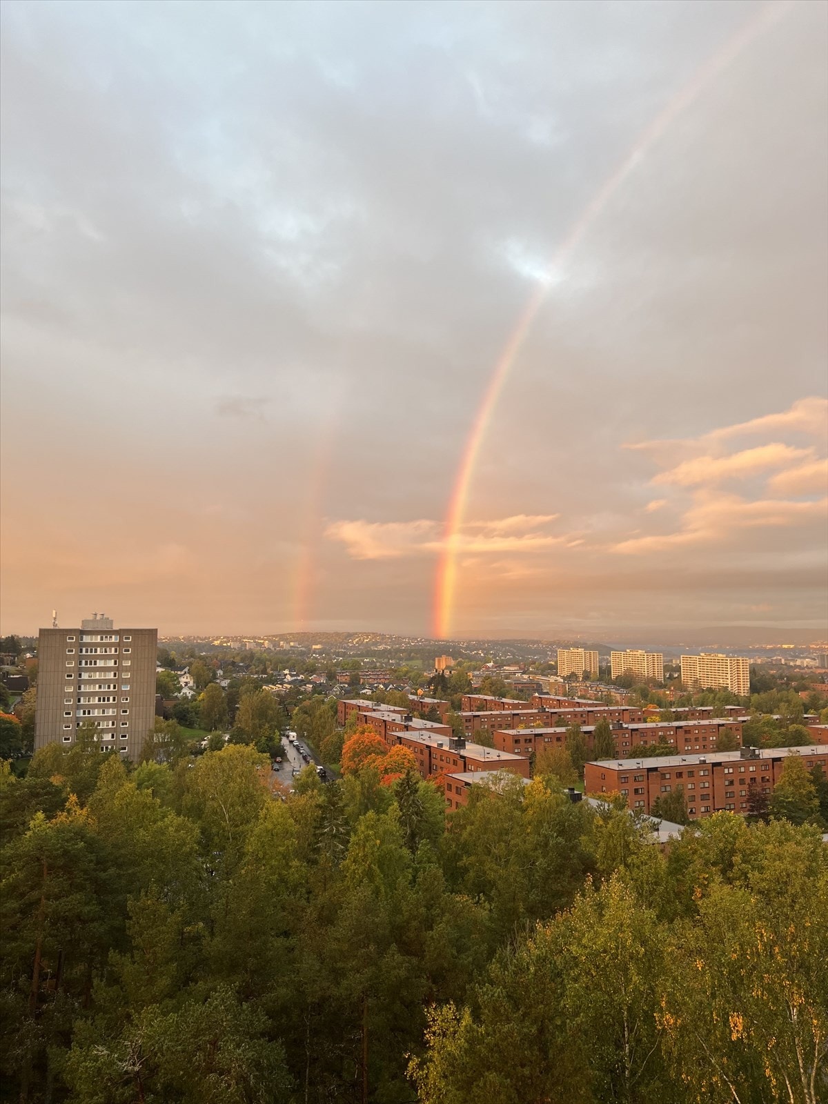 Utsikten er i stadig forandring gjennom dagen og året. Selgers bilde. Galleribilde