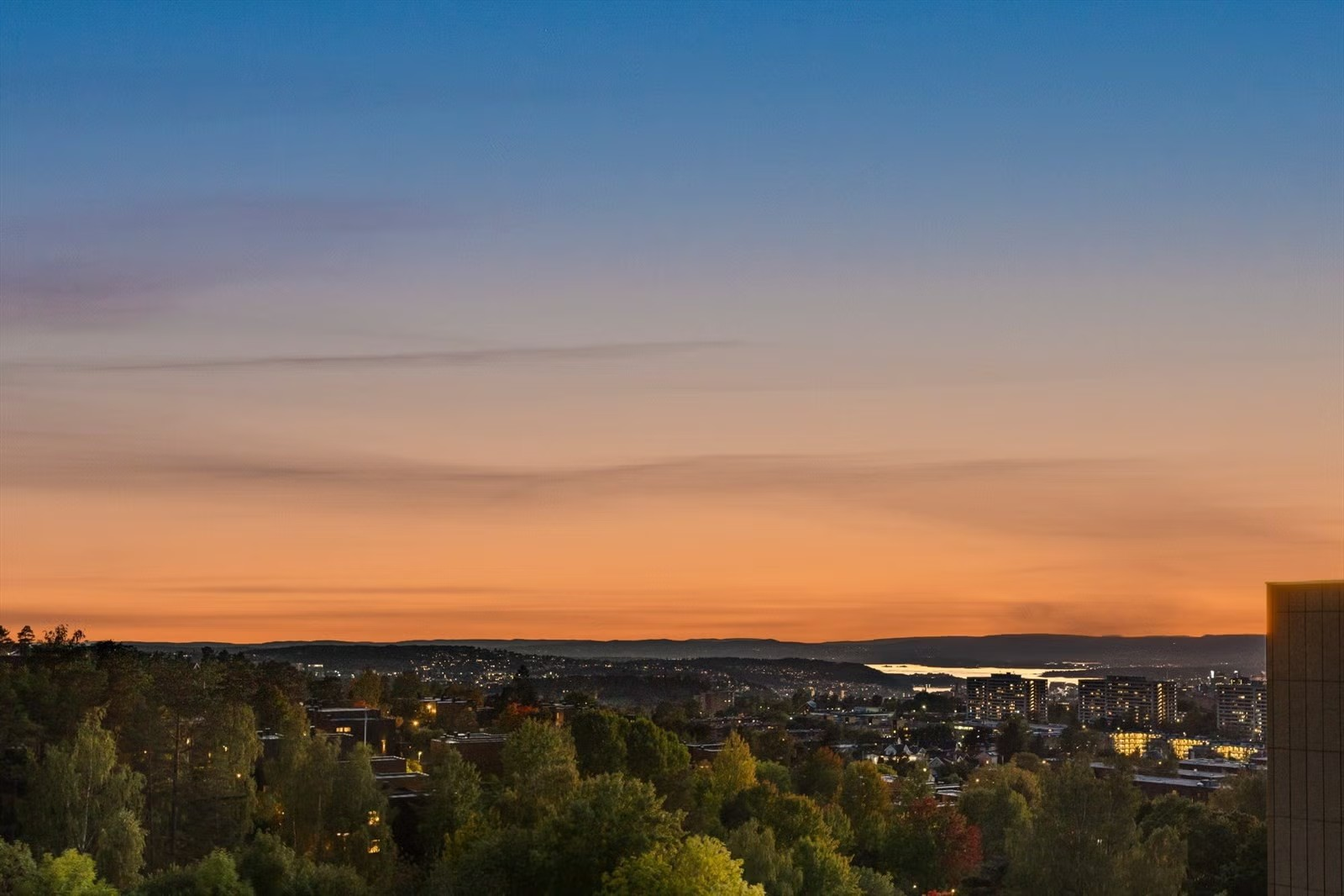 Solnedgang over åsene i det fjerne. Galleribilde