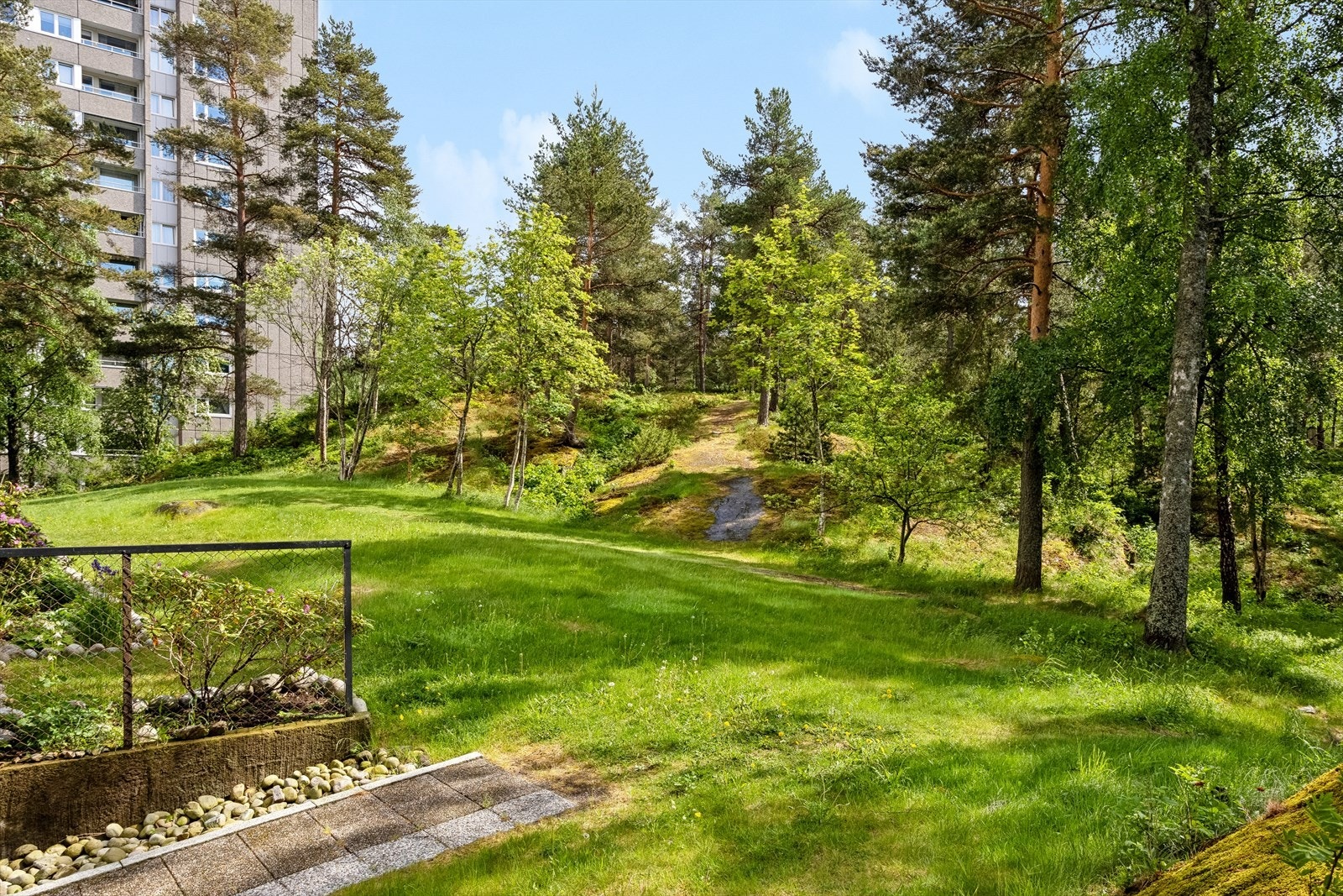 Borettslaget har store, grønne fellesarealer og en usjenert beliggenhet på grensen til Østmarka. Galleribilde