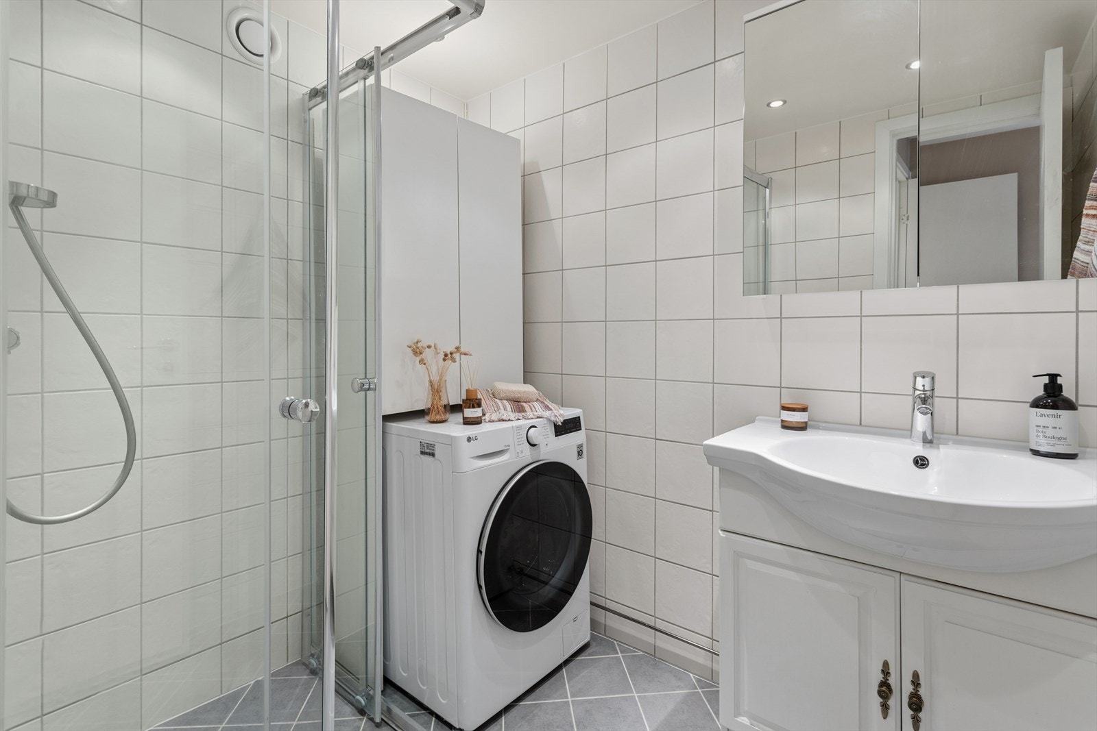 Leiligheten har både separat bad og toalettrom. Begge rommene ble rehabilitert i regi av borettslaget i 2012. Galleribilde