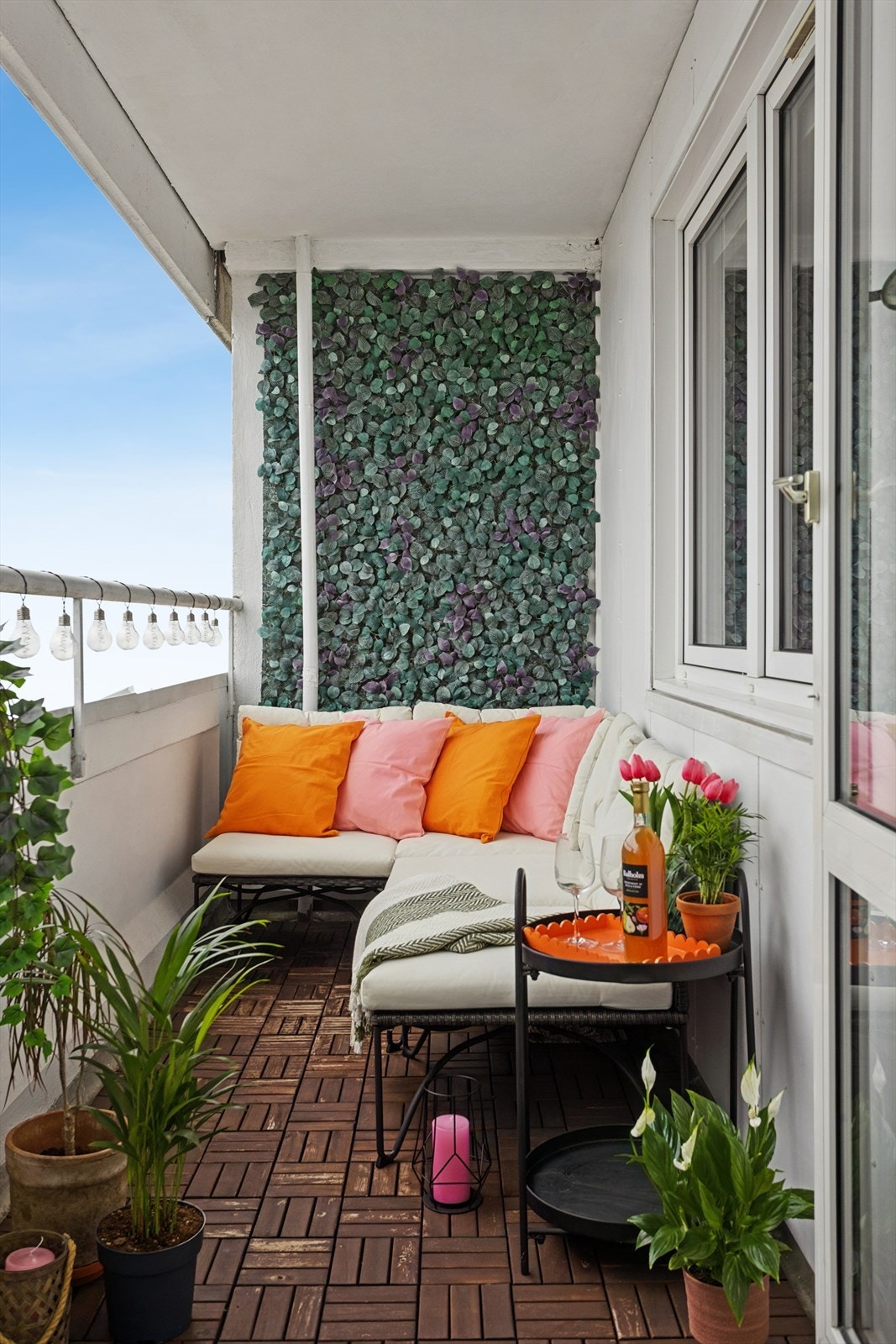 Overbygget balkong på 5,4 m², som fungerer som en forlengelse av stuen i sommerhalvåret. Galleribilde