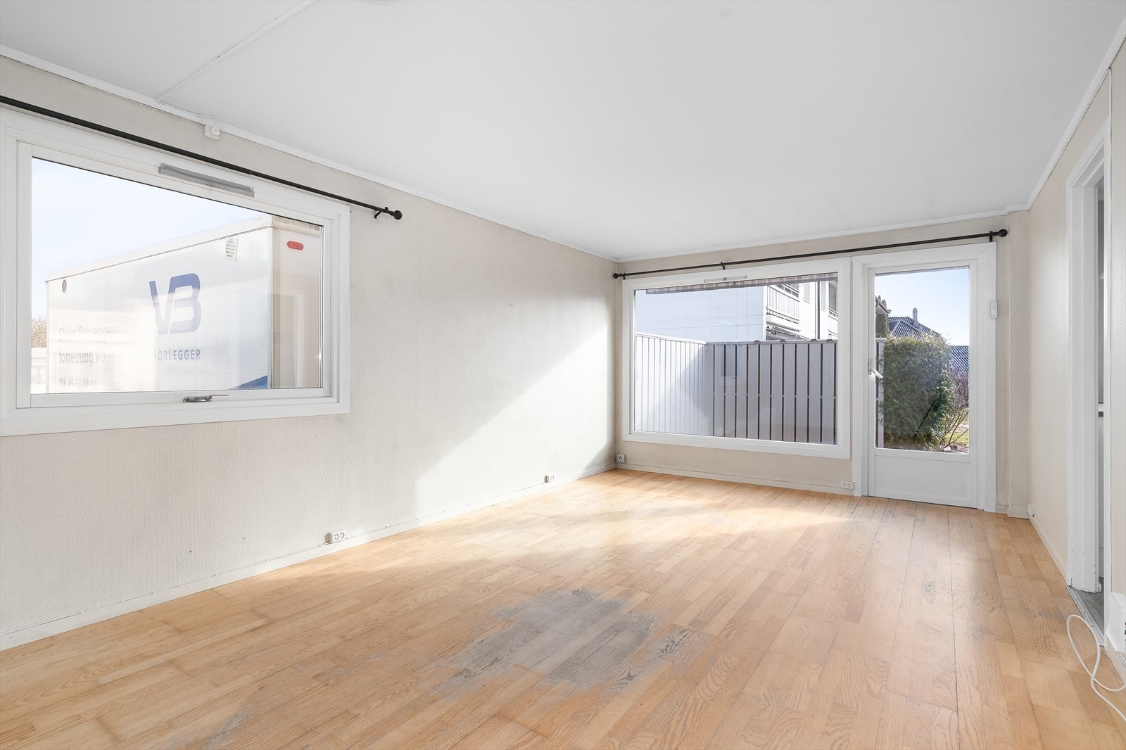 Den lyse stuen er på 22 m2 med god plass til både sofagruppe og spisestue. Galleribilde