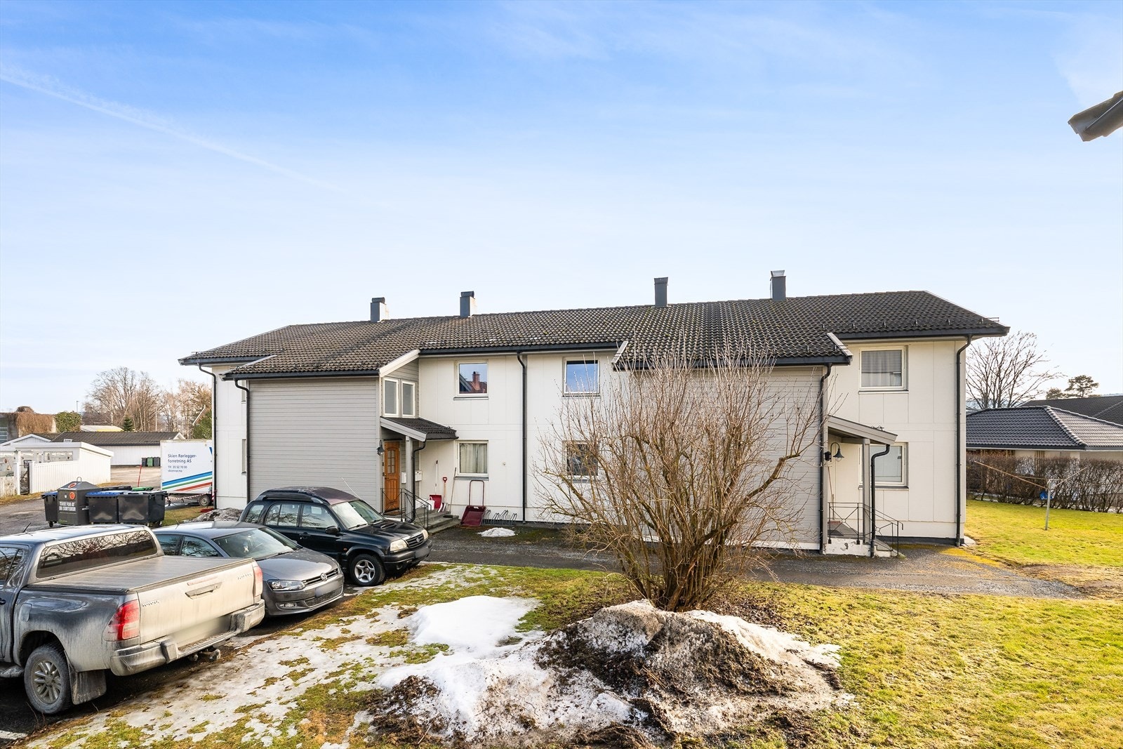 Borettslaget har felles biloppstillingsplasser, hvor det er tilrettelagt for lading av el-bil. Galleribilde