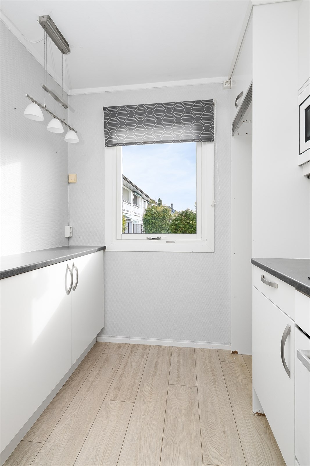 Kjøkken som ligger mot stuen - her er det lettvegg og mulig å få åpen stue/kjøkkenløsning Galleribilde