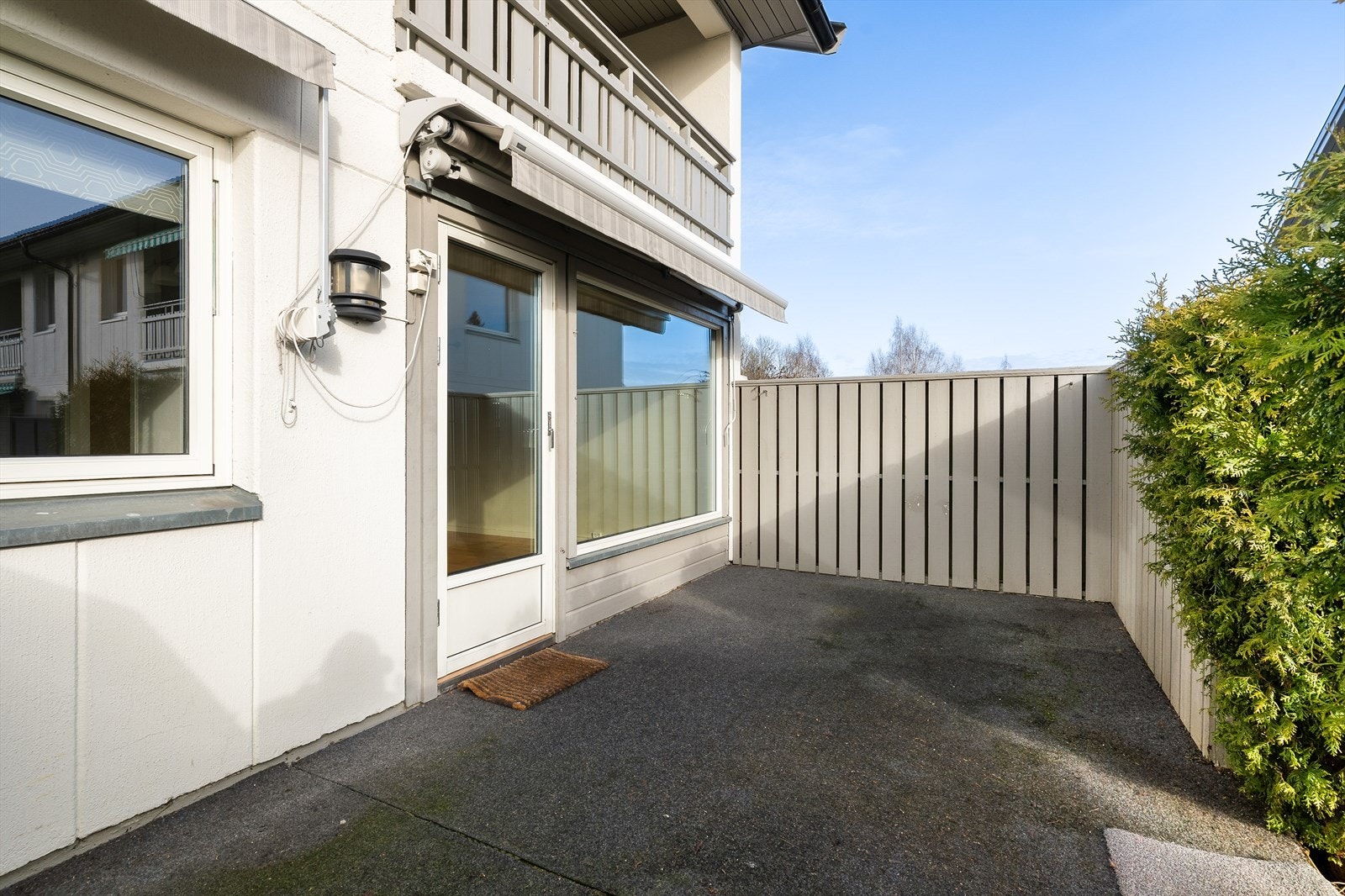 Terrasse er oppbygget med impregnerte materialer, og har elektrisk markise for solskjerming. Det er også montert utelys og el-stikk. Galleribilde