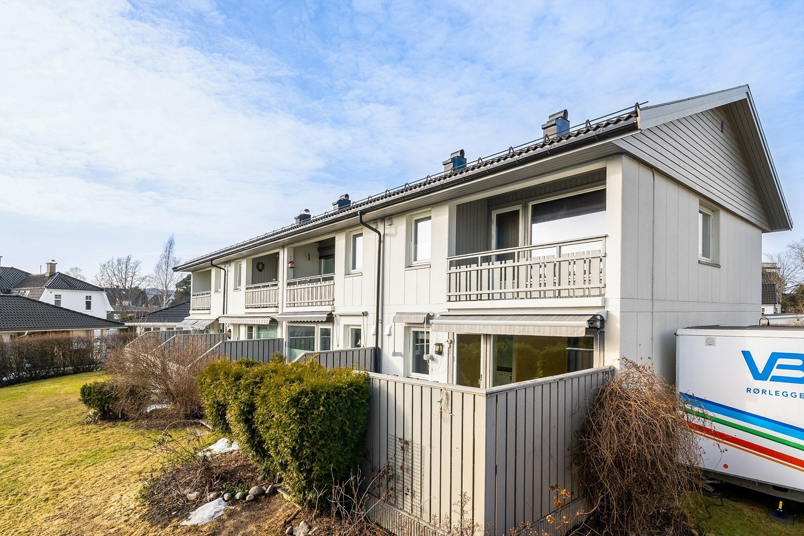 Borettslaget ligger sentralt og i et rolig villaområde på Søndre Falkum, med kort gangavstand til sentrum, Landmannstorget og gode kollektivforbindelser. Galleribilde