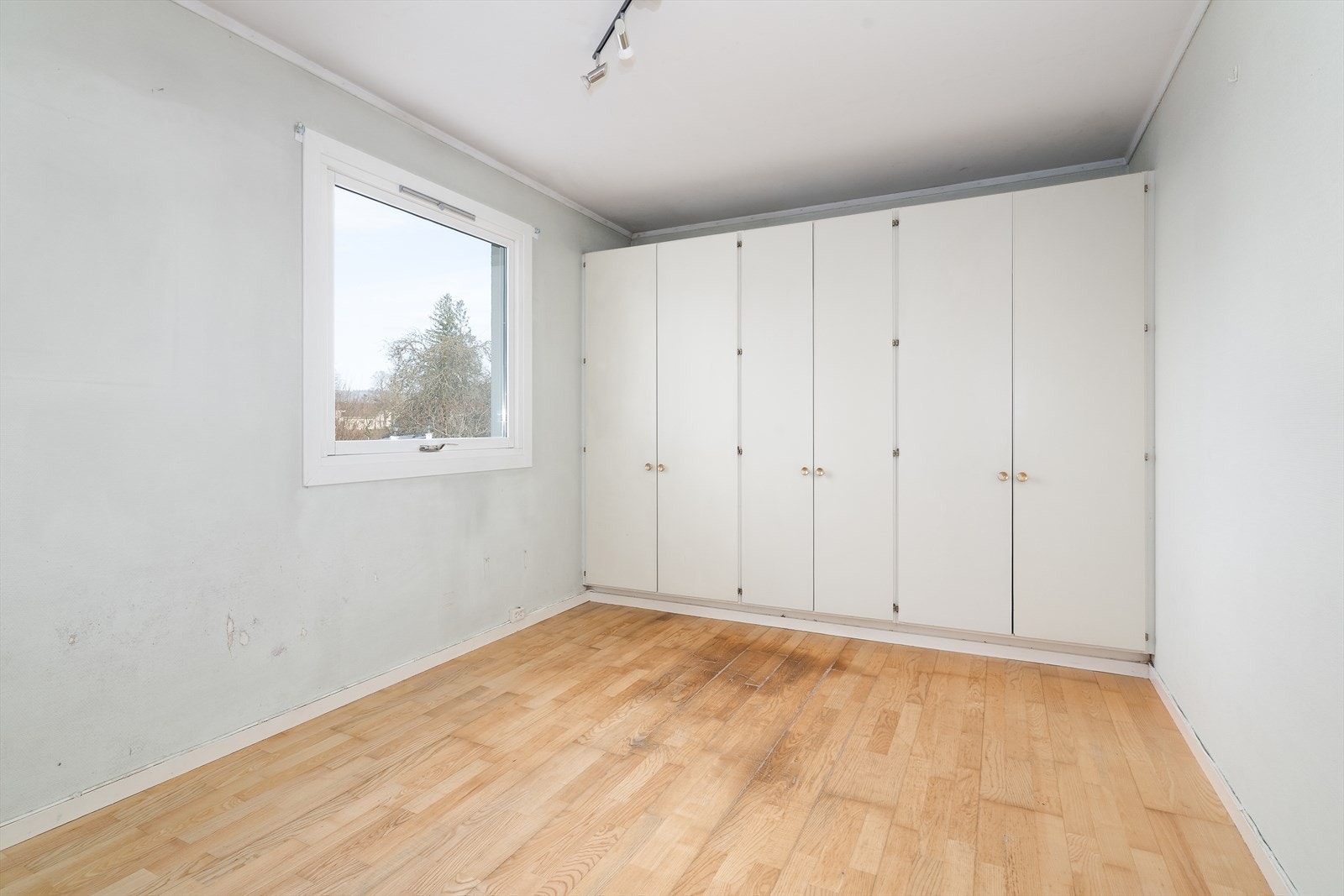 Innvendige overflater består hovedsakelig av parkett/laminat på gulv, malt tapet på vegger og malt puss i tak. Overflater er tidspreget slik at noe oppgradering må påregnes. Galleribilde