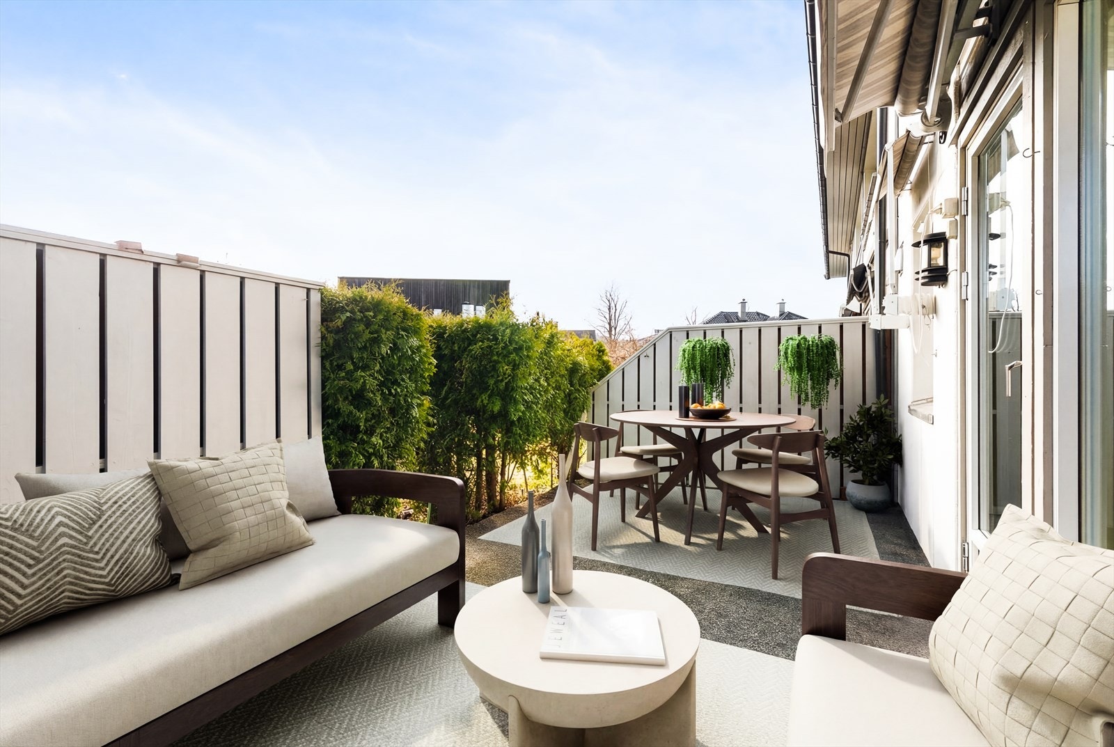 Leilighet i 1. etg med fin planløsning og romslig terrasse med solrik beliggenhet ut mot borettslagets hyggelige grøntområder.
(Digital møblering, kun en illustrasjon) Galleribilde