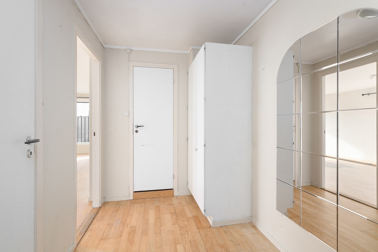 Fra felles trappegang kommer man inn til leilighetens entré på 6 m2, med god plass til både sko- og yttertøy i garderobeskap. Galleribilde