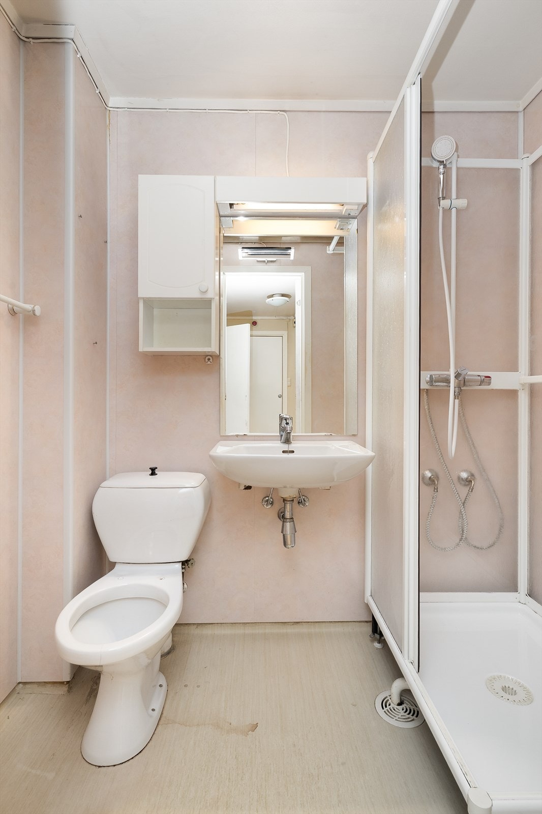 Oppgradering av badet er planlagt i regi av borettslaget, med oppstart for denne leiligheten rett over påske. Ifbm. oppgraderingen kan man velge tilvalg/endre frem til ganske rett før de setter i gang, så her kan du være med å utforme ditt eget bad! Galleribilde