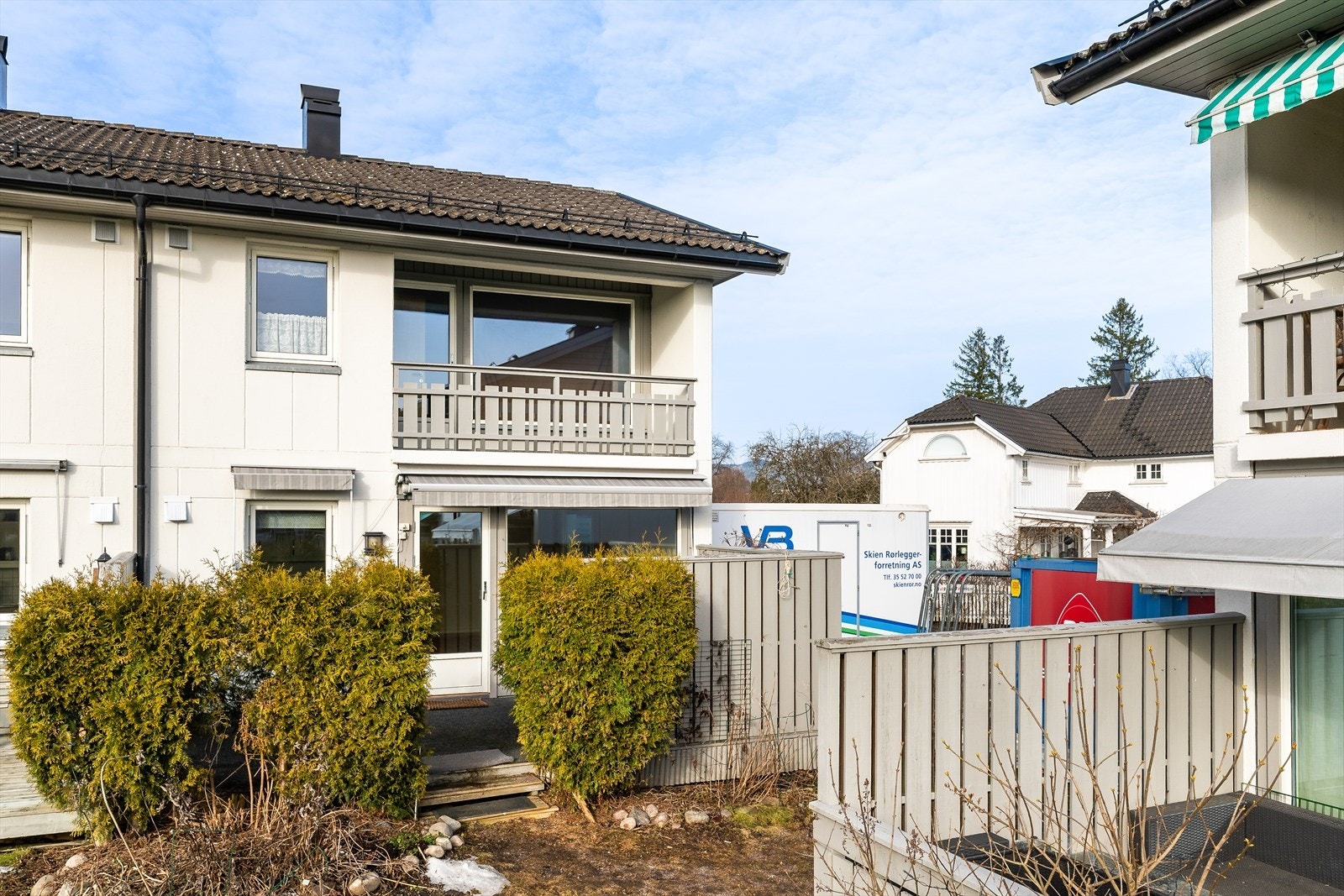 Nærområdet byr på fine friområder i Lundedalen med lekeplasser og turstier, samt idrettsanlegg og badeplasser ved Bakkestranda. Galleribilde