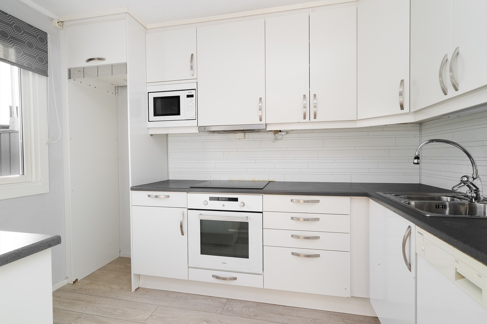 Kjøkkenet har integrert induksjon koketopp, stekeovn og mikro, samt avsatt plass til oppvaskmaskin og kjøl/fryseskap. Alle hvitevarer på kjøkken medfølger. Galleribilde