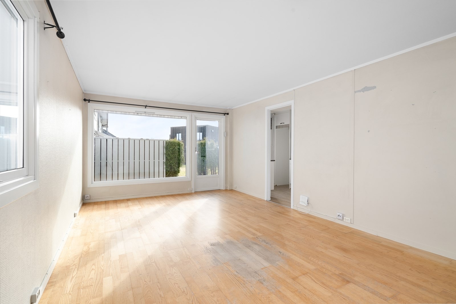 Stuen har gode vindusflater som slipper inn rikelig med naturlig lys samt verandadør ut til hyggelig terrasse. Galleribilde