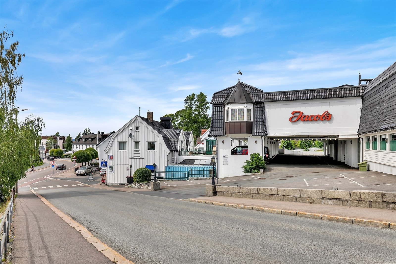Jacobs på Holtet er en populær matbutikk med et meget bredt utvalg. Galleribilde