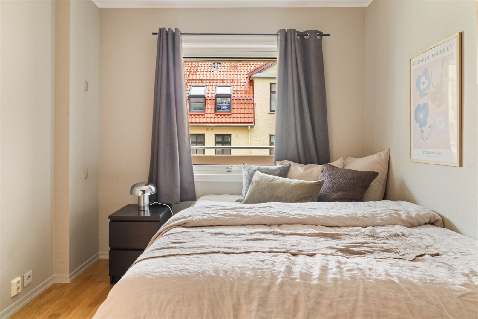 Det første soverommet har god plass til dobbeltseng og garderobe. Galleribilde