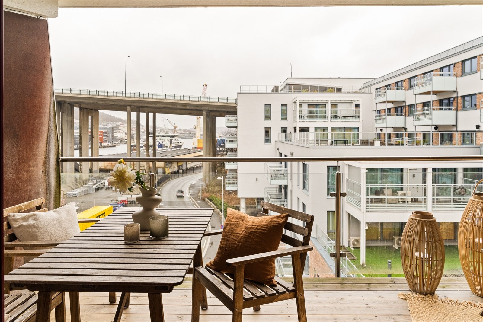 Sameiet har tre gjesteparkeringsplasser plassert nedenfor balkongen. Galleribilde