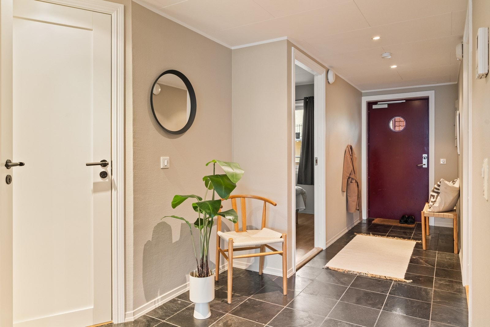 Velkommen inn! Romslig gang med flislagt gulv og god plass til oppbevaring av yttertøy og sko. Galleribilde