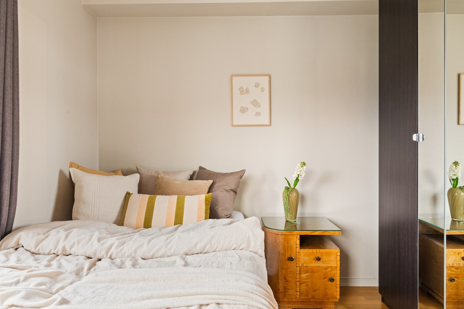 Alle rommene har plass til garderobeskap. Galleribilde