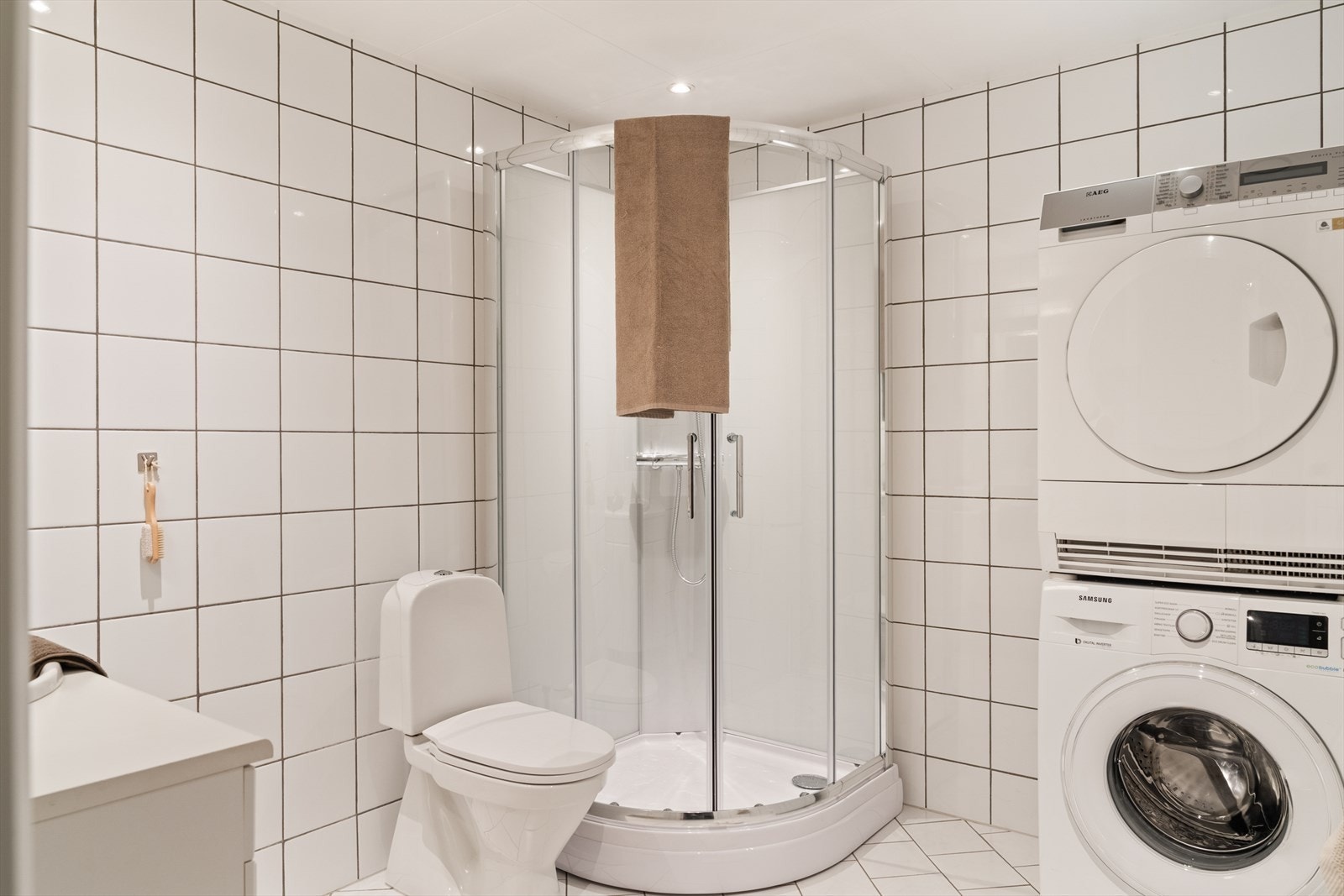 Legg merke til det nye dusjkabinettet som er montert i mars 2026. Galleribilde