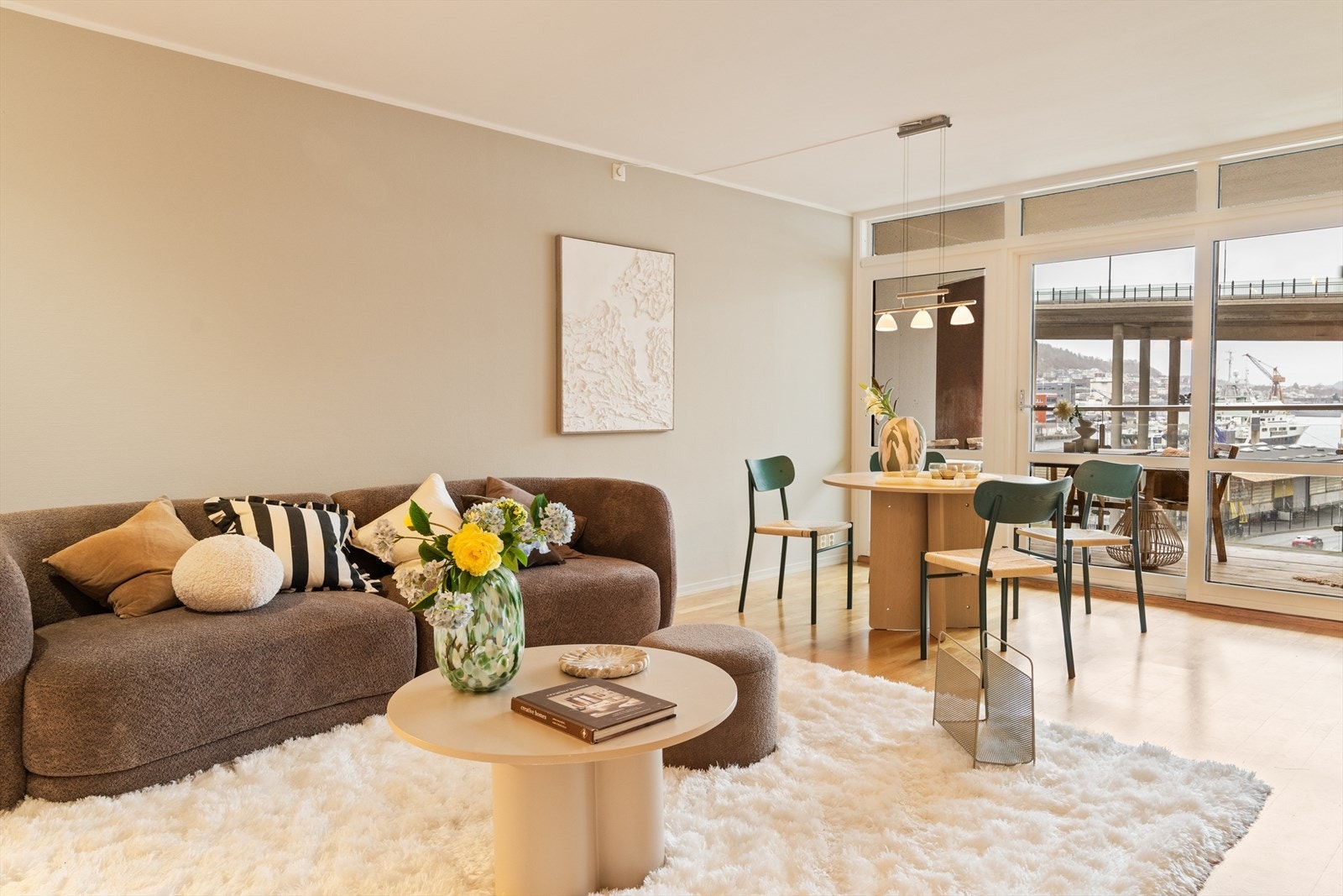 Store vindusflatene slipper inn rikelig med naturlig lys og bidrar til en lys og trivelig romfølelse gjennom hele dagen. Galleribilde