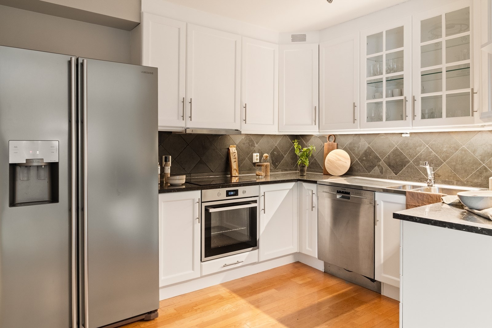 Romslig og tidløst kjøkken fra Huseby med gode arbeidsflater og rikelig med oppbevaring. Galleribilde