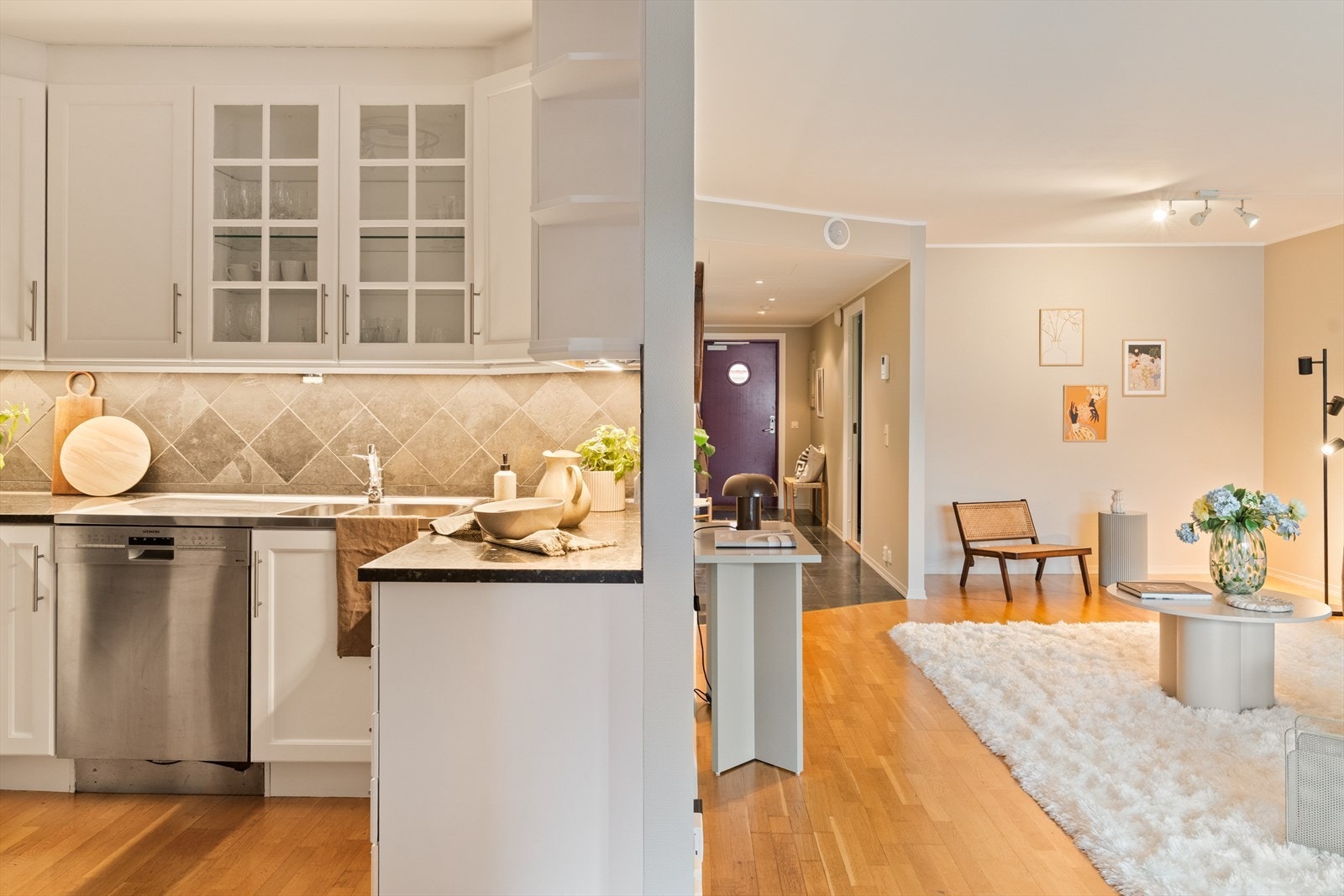 Kjøkkenet ligger i tilknytning til stuen og balkongen. Galleribilde