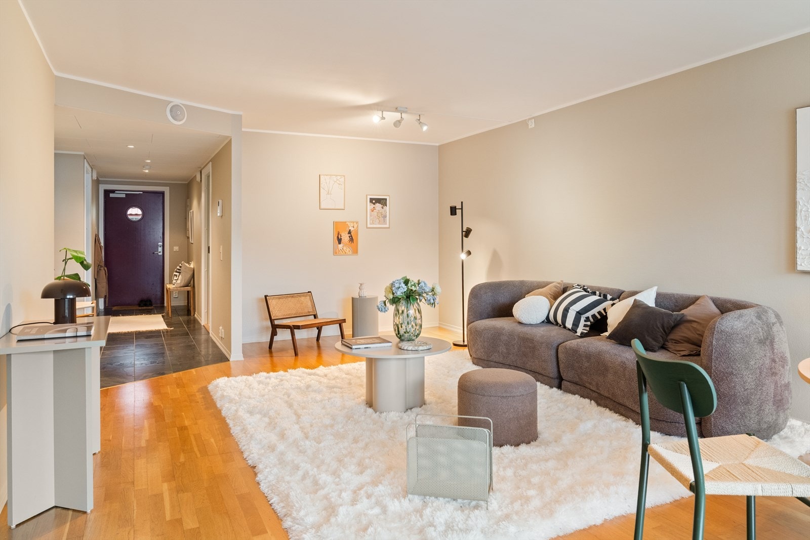 Vi kommer inn i en romslig stue på hele 37,5 m². Galleribilde